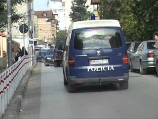ARRESTOHET SHULLAZI NE MAKINEN E BLINDUAR IU GJETEN ARME DHE RADIO POLICIE LAJM