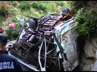 TRAGJEDI E RENDE BIE AUTOBUSI NE HUMNERE TE PAKTEN 13 VIKTIMA LAJM