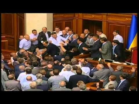 GRUSHT PARLAMENTAR PERPLASJE E FORTE ME GRUSHTA NE PARLAMENTIN UKRAINAS LAJM