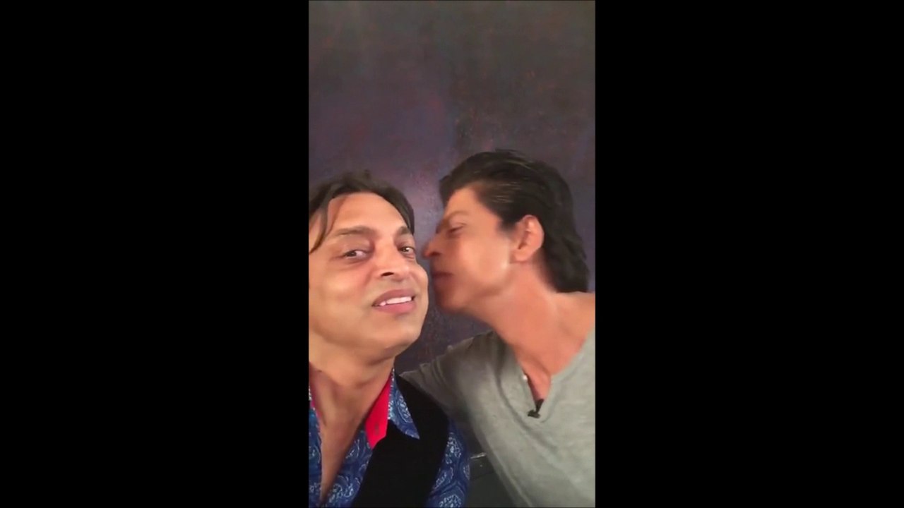 Shahrukh Khan Kisses Shoaib Akhtar Pakistani Cricketer