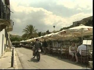 EFEKTET E KRIZES DALJA E GREQISE NGA EUROZONA EFEKTE EDHE NE SHQIPERI LAJM