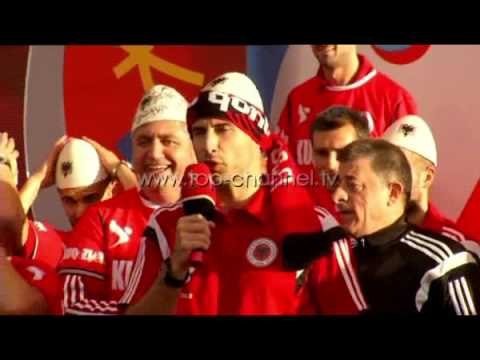 Lojtarët e kombëtares festojnë në sheshin Nënë Tereza - Top Channel Albania - News - Lajme