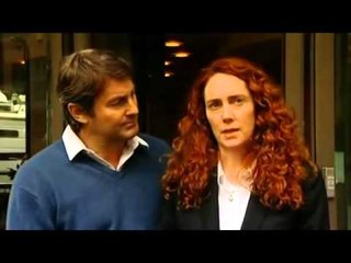 SKANDALI I PERGJIMEVE INKRIMINOHEN NE BRITANI REBEKA BRUKS DHE ANDI KOULSON LAJM