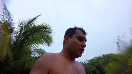 Casal capta momento em que raio quase os atinge durante selfie