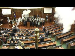 AMBASADORIT AMERIKAN DENON VEPRIMET E DHUNSHME NE KUVENDIN E KOSOVES