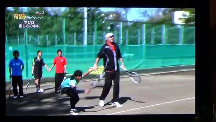 テニスレッスン、スペインの最強コーチが子供たちを指導