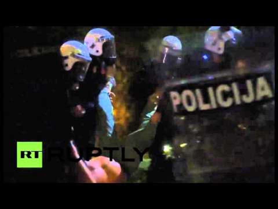 PROTESTA TE OPOZITES NE PODGORICE POLICIA PERDOR GAZIN LOTSJELLES PER SHPERNDARJE LAJM
