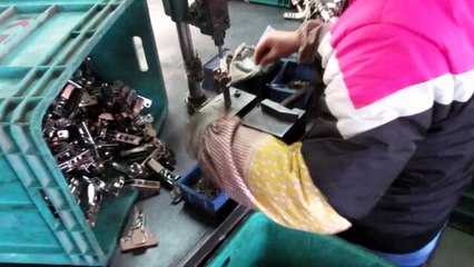 Herrajes para Muebles de Cocina - China: Bisagra de Cazoleta PREMIUM / Production 1