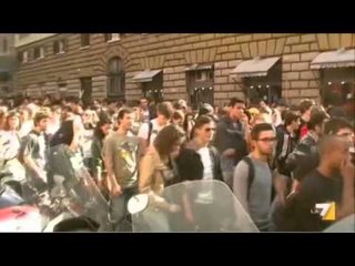 PROTESTA NE ITALI STUDENTET NE SHESH KUNDER SHKURTIMEVE NE ARSIM LAJM