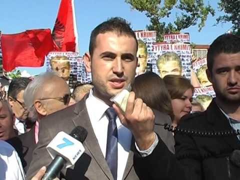 PROTESTE PARA KUVENDIT TE PERNDJEKURIT MBESHTETEN NGA AK DHE SHOQERIA CIVILE LAJM