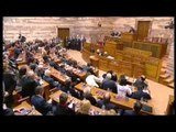 PROTESTA NE GREQI QEVERIA DERGON PLANIN E MASAVE TE KURSIMIT NE PARLAMENT LAJM