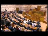 PROTESTA NE ATHINE PARLAMENTI GREK MIRATON MASAT SHTRENGUESE LAJM