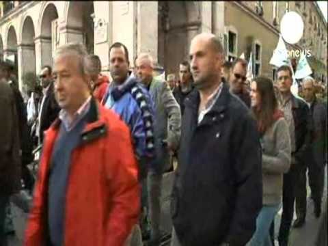 KRIZA NE PORTUGALI MIJERA PUNONJES NE PROTESTE KUNDER MASAVE SHTRENGUESE LAJM