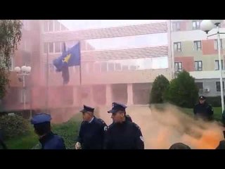 Protesta e militantëve opozitarë jashtë Kuvendit - Top Channel Albania - News - Lajme