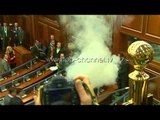 PA KOMENT: Momenti i hedhjes së gazit lotsjellës në Kuvend - Top Channel Albania - News - Lajme