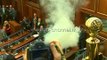 PA KOMENT: Momenti i hedhjes së gazit lotsjellës në Kuvend - Top Channel Albania - News - Lajme