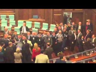 PA KOMENT- Përplasja mes deputetëve dhe policëve në sallë - Top Channel Albania - News - Lajme