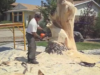 Lueb Popoff sculpte un tronc d'arbre avec sa tronçonneuse