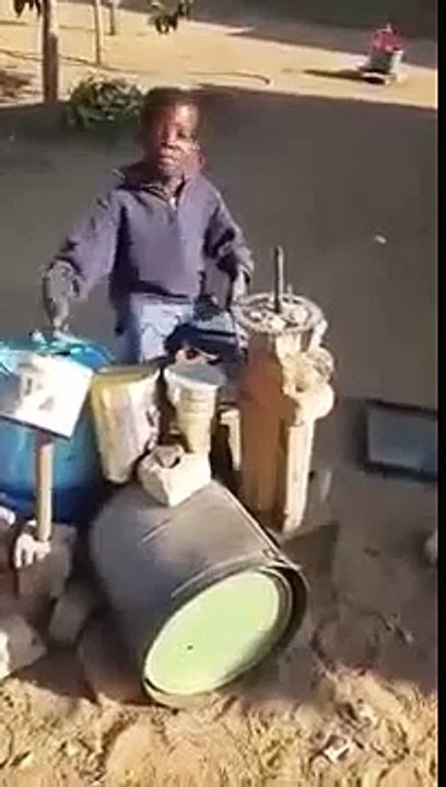 Маленький темнокожий барабанщик