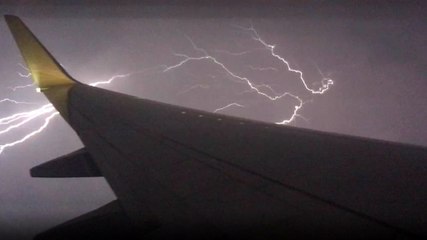 Yıldırım Uçağın Kanadını Teğet Geçti