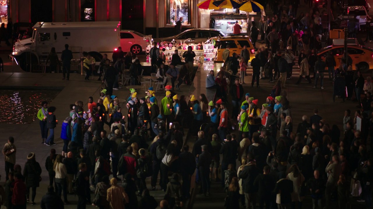 Les employés de Microsoft viennent chanter des chants de Noel aux employés d'un Apple Store à New York
