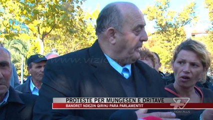 Protestë për mungesën e dritave para parlamentit - News, Lajme - Vizion Plus