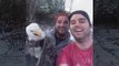 2 canadiens font un Selfie avec un aigle qu'ils viennent de libérer
