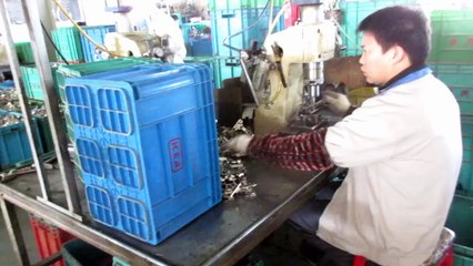 Herrajes para Muebles de Cocina - China: Bisagra de Cazoleta Push Open / Production 1