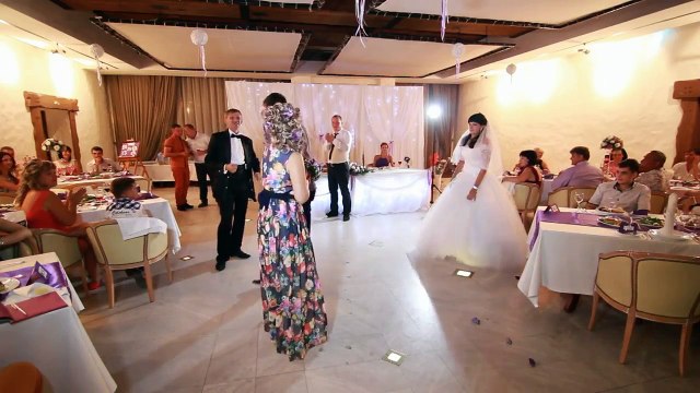 Девушка поймала букет невесты, и парень сделал ей предложение на свадьбе!