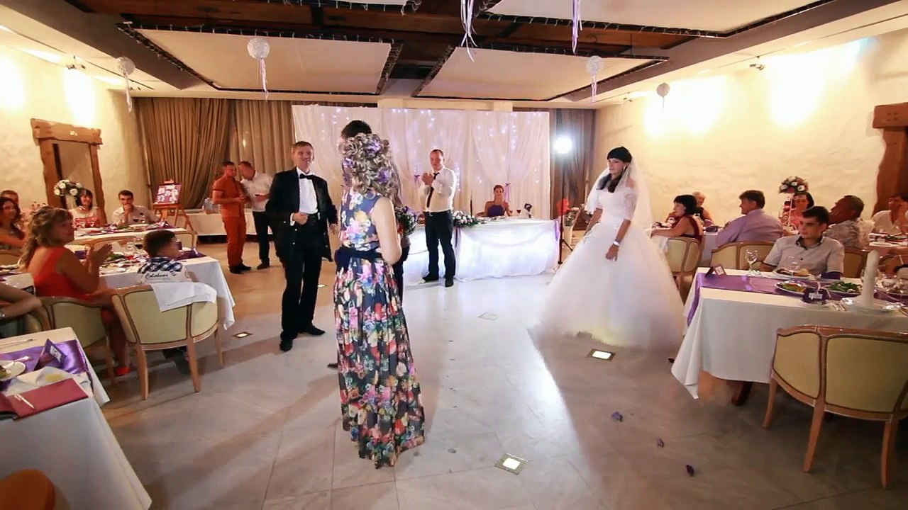 Девушка поймала букет невесты, и парень сделал ей предложение на свадьбе!