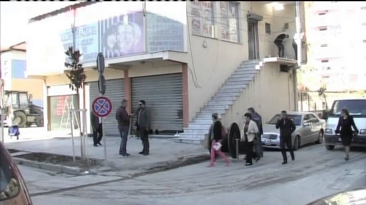 VIJON SHEMBJA E NDERTESAVE NE HAPESIRAT PUBLIKE TE QYTETIT TE FIERIT NGA “INUK” LAJM