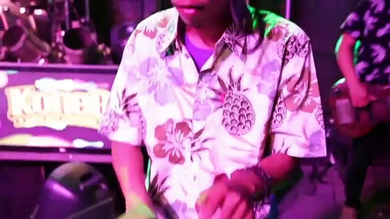 HOT Belahan Dada Semok Feta Fernanda Dangdut terbaru 2015