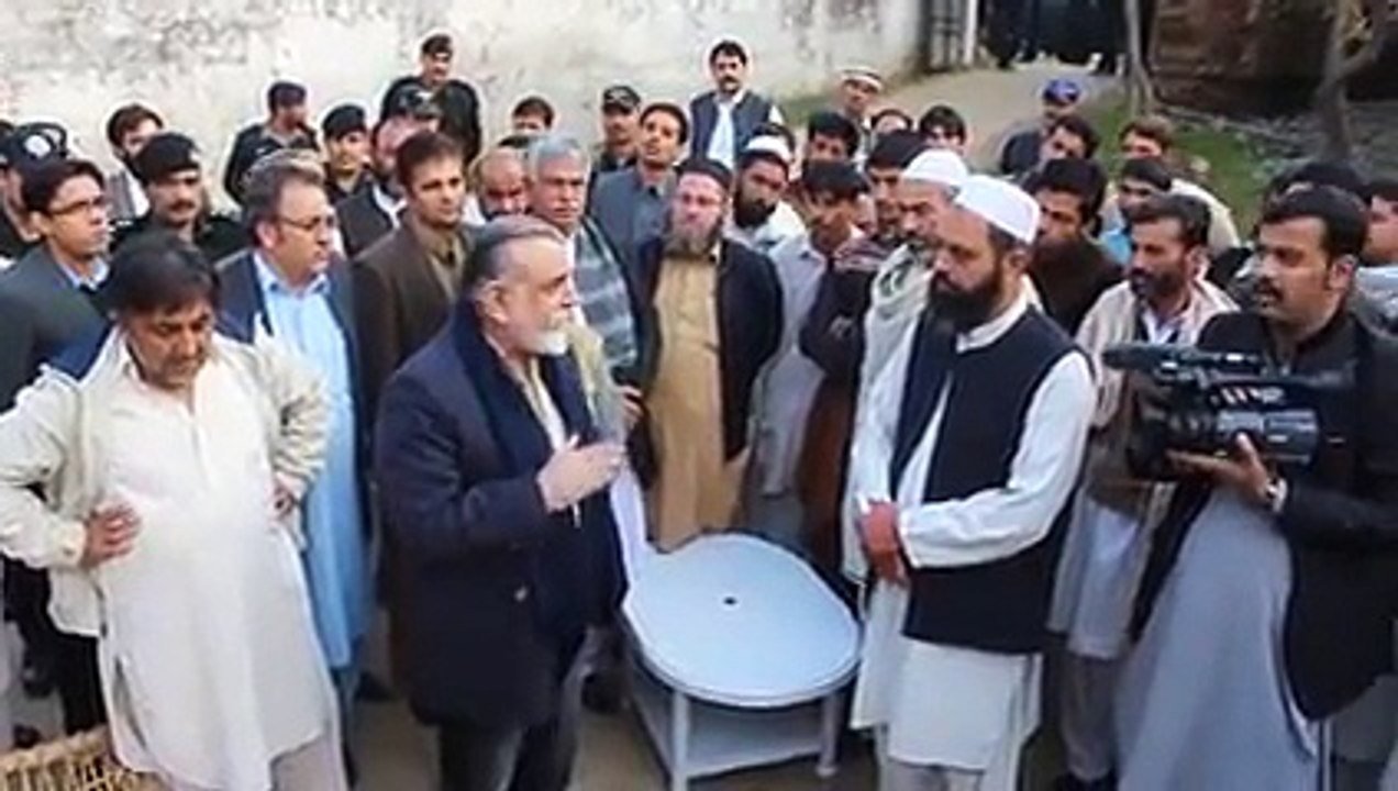 عمران خان کا ہم پر کوئی دباؤ نہیں،کوئی مسلہ ہے تو بتاؤ،ناصر درانی لوگوں سے انکے مسائل پوچھتے ہوئے