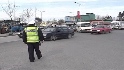 POLICIA SHQIPTARE KALON NE GJENDJE GADISHMERIE TE PERFORCUAR PAS SULMEVE NE PARIS LAJM