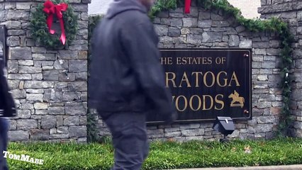 5 gangstas sonnent aux portes dans un quartier chic