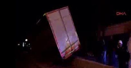 Seyir halindeki TIR'ın dorsesi koptu