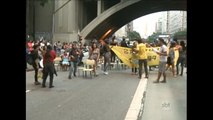 Protesto contra reorganização de escolas termina em confronto