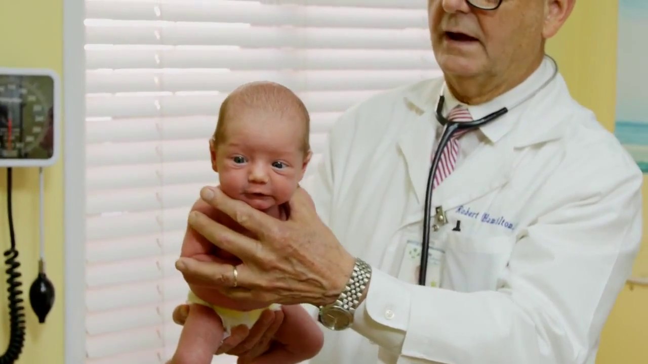 Un pédiatre montre comment calmer un bébé qui pleure