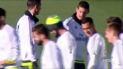 James Rodríguez, arropado y apoyado por sus compañeros en el entrenamiento
