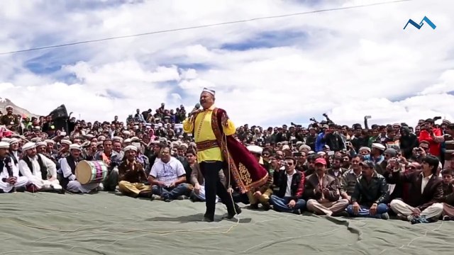 Chines singing tu bhi pakistan haii ma bhi pakistan hun