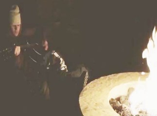 Vidéo : Justin Bieber : En mode “tranquille” avec sa guitare au coin du feu !