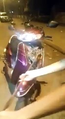 Intrus terrifiant sur ce scooter...