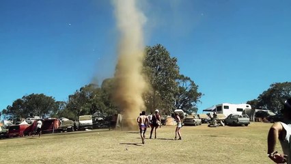 El doofnado: De fiesta 'techno' a un palmo de un tornado australiano