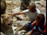 Christian the lion reuniting with his owner