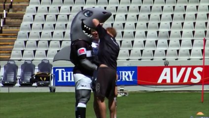 Le prince Harry joue au rugby avec des enfants en Afrique du Sud