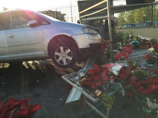 Teverola (CE) - Auto frana sul veicolo di venditore ambulante (02.12.15)