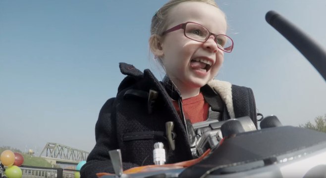 A 4 ans, elle pilote un énorme camion Volvo de 18 tonnes !