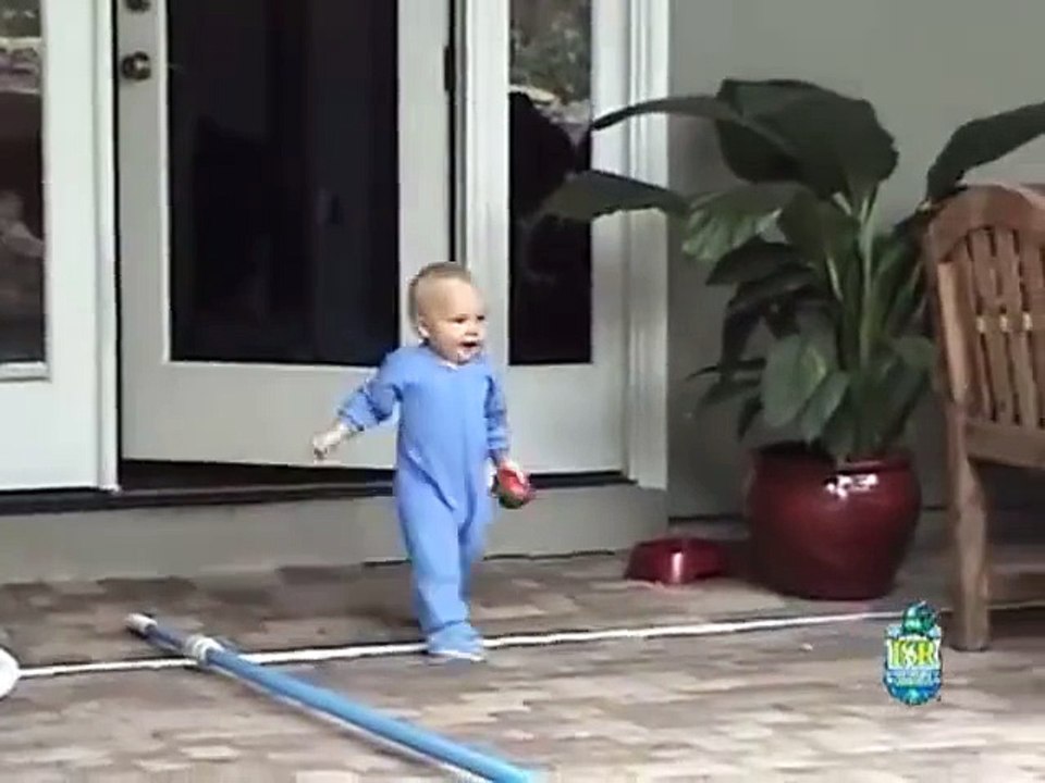Ce bébé sait comment survivre dans une piscine... Dingue