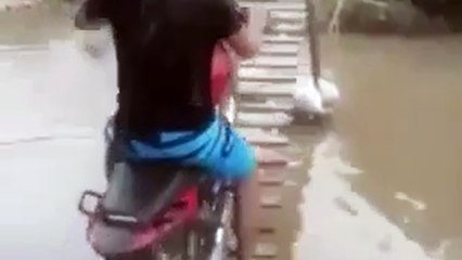 Boy Falling Into Mud River (Hahahaha Funny)