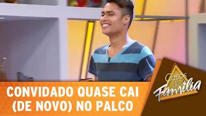Convidado quase cai (de novo) no palco do Casos